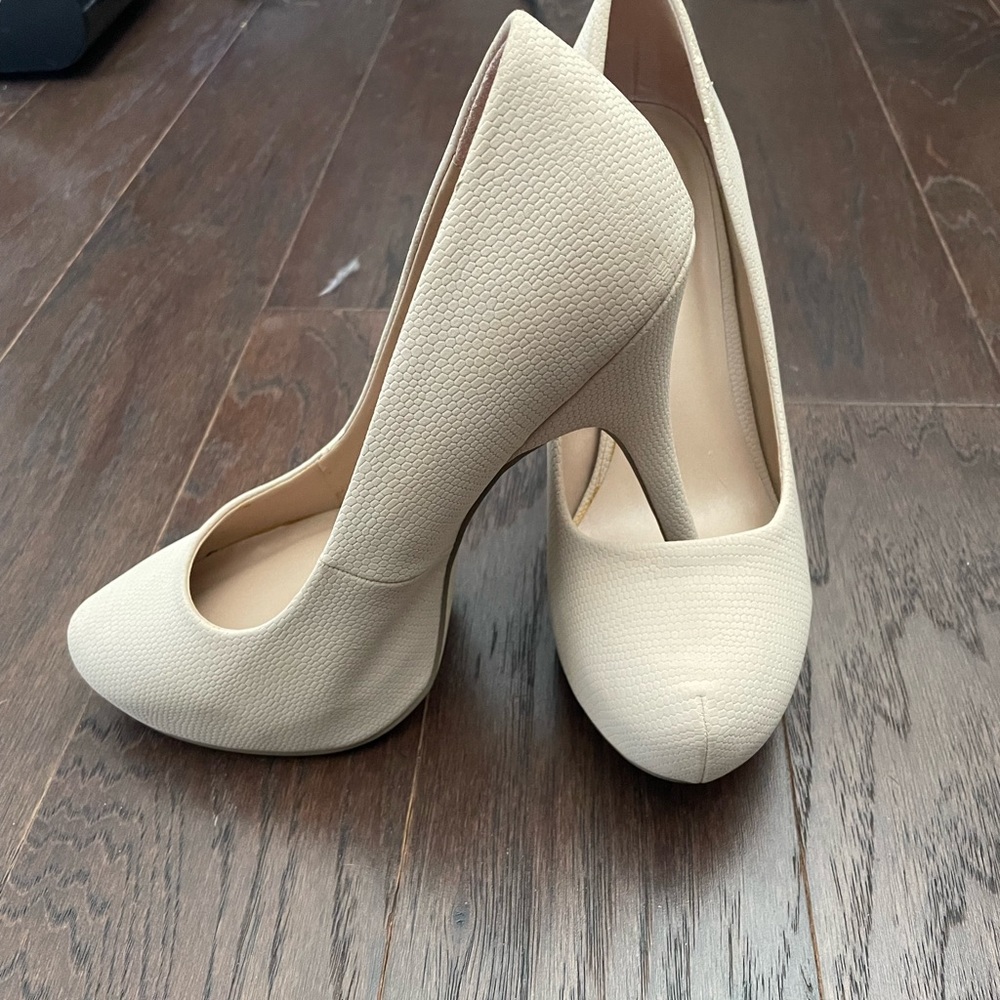 Gently used nude color pumps